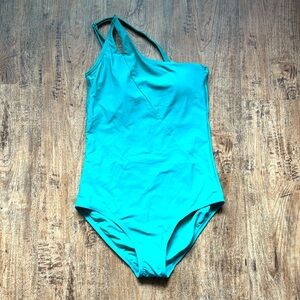 One piece one shoulder suit size 6/8 small 🩱 new with tags